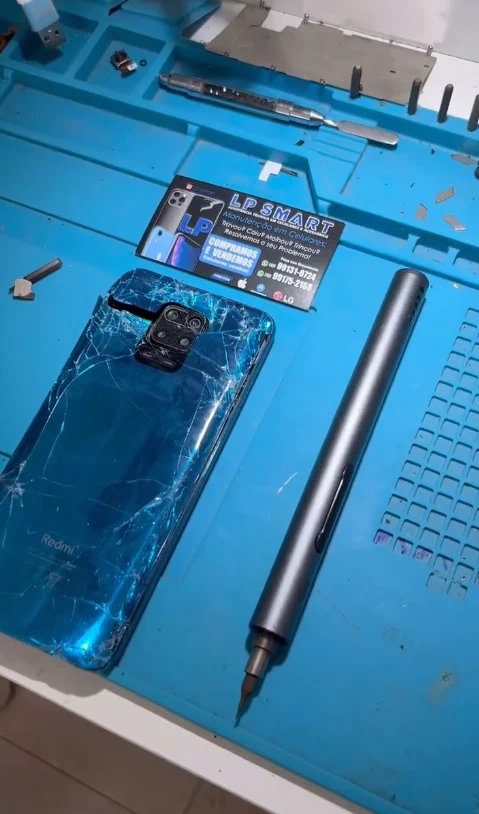 Celular em manutenção na bancada da assistência técnica LP SMART