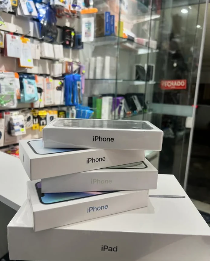 Caixas de iPhones disponíveis na loja LP SMART